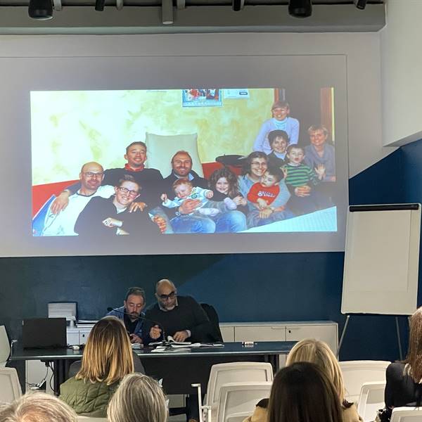 Disagio giovanile - Mauro Bernardi e Antonio Savoldi, "La strana coppia" che ha intrattenuto le persone in sala sul tema della sicurezza stradale e disagio giovanile. Serata "forte", di quelle da "pugni nello stomaco." Grazie agli intervenuti tutti.
